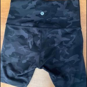 Lululemon camo 6inch size 4 align shorts